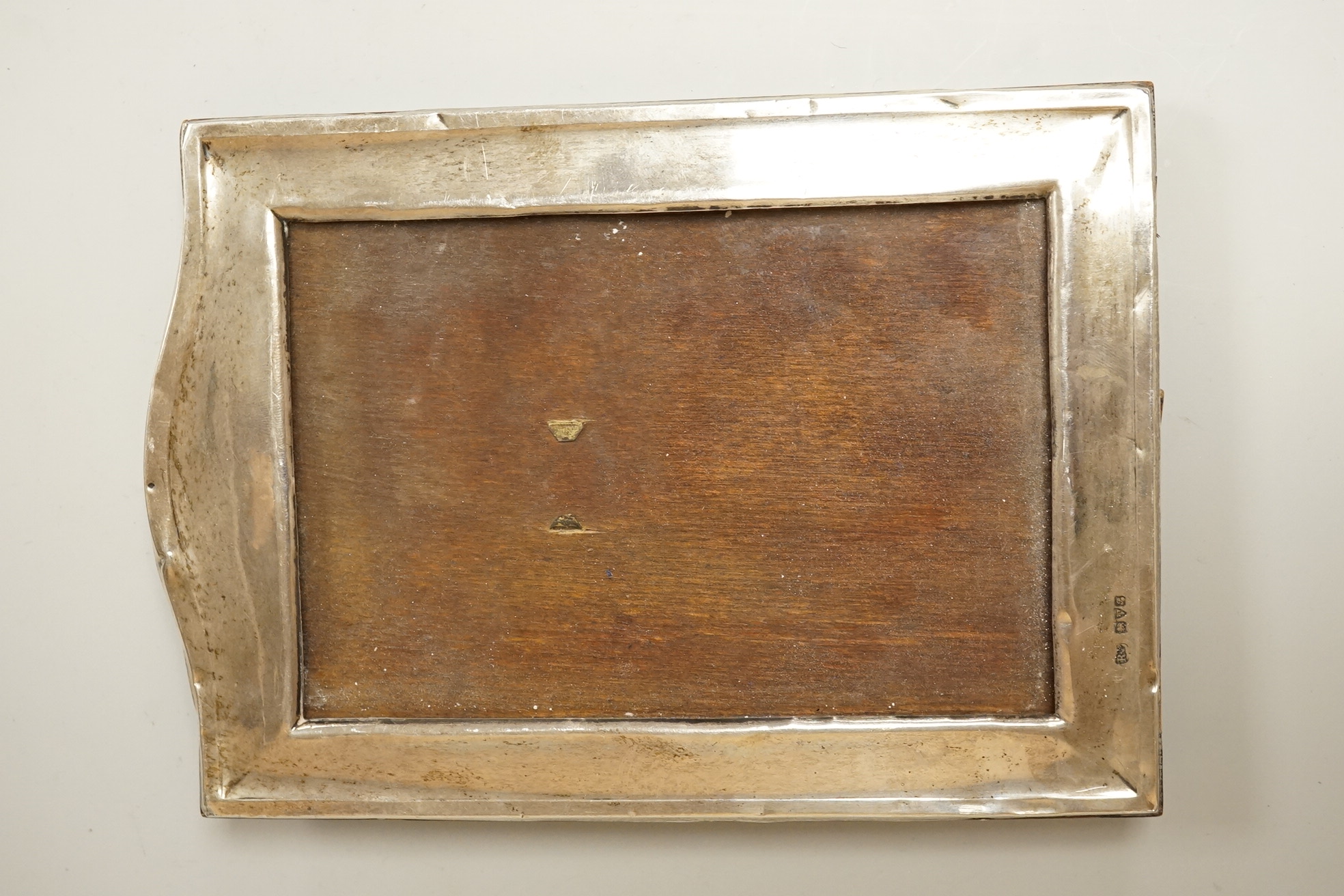 Four assorted early 20th century silver mounted photograph frames, the largest by Sanders & Mackenzie, Birmingham, 1915, 30.3cm by 21.6cm, together with two small Spanish white metal mounted photograph frames.